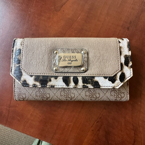 NWOT RARE STYLE Guess Los Angeles Wallet - Picture 1 of 4